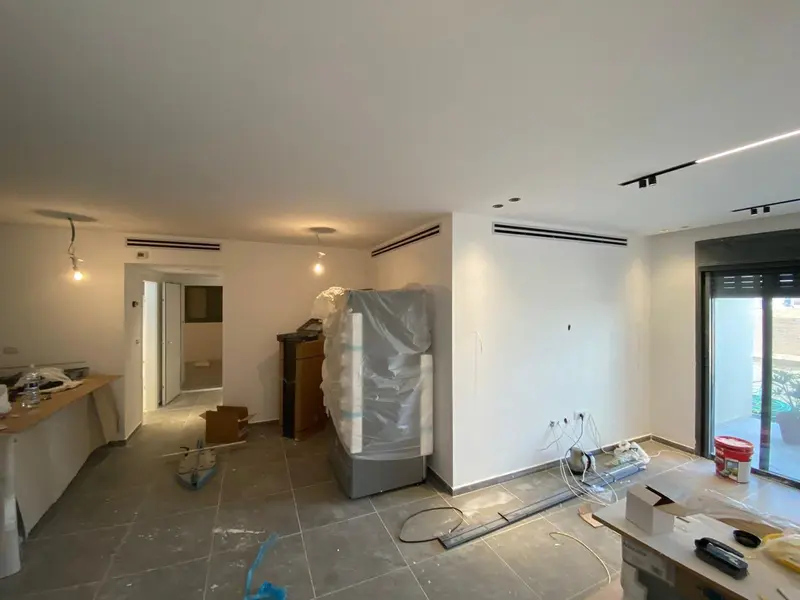 דירה בשיפוץ עם מזגנים מותקנים מעל הדלתות