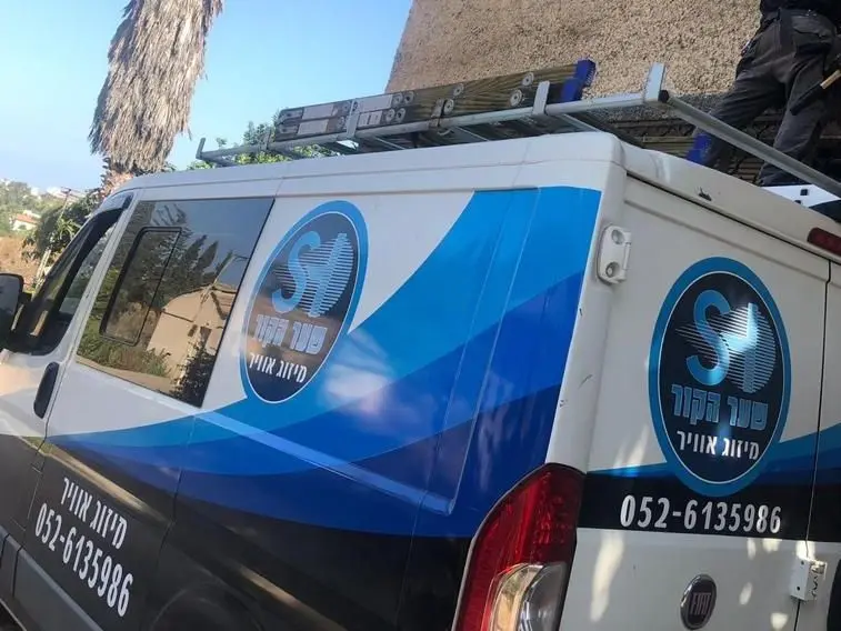 הוואן של שער הקור: לבן עם גלים כחולים, ועובד על סולם ליד הקיר